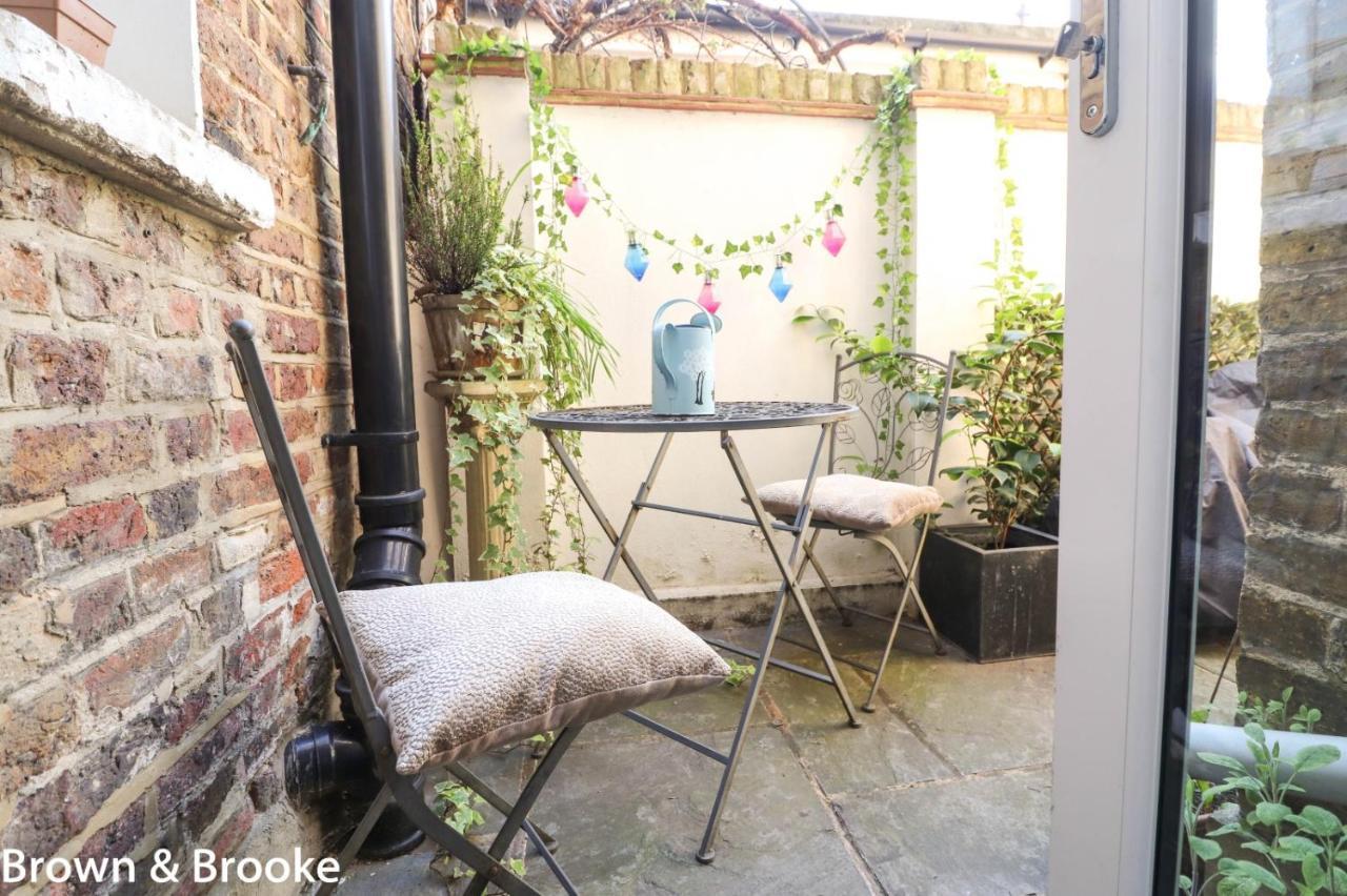 Stylish & Spacious 3 Bed Victorian House Sleeps Up To 7 - Near O2, Museums, Excel, Mazehill Station 12 Mins Direct Into London Bridge Βίλα Εξωτερικό φωτογραφία